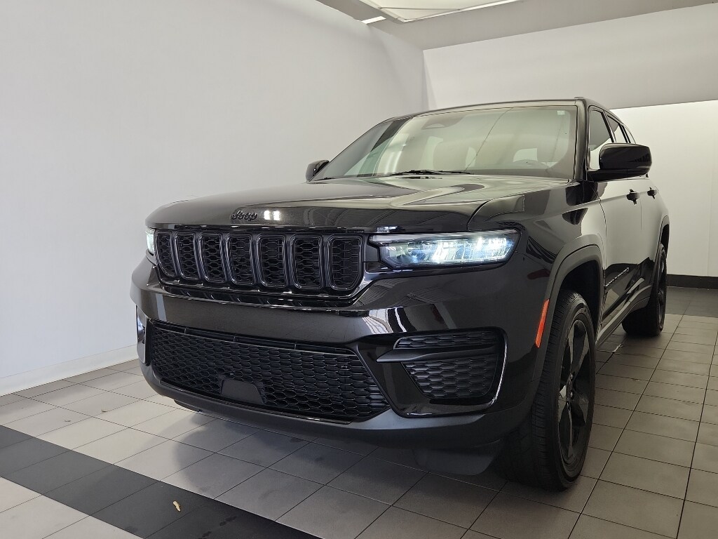 Used 2024 Jeep Grand Cherokee Laredo SUV