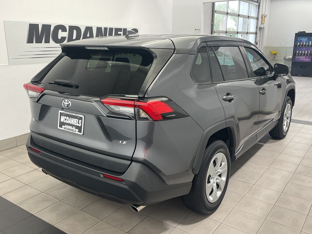 2022 Toyota RAV4 LE photo 2
