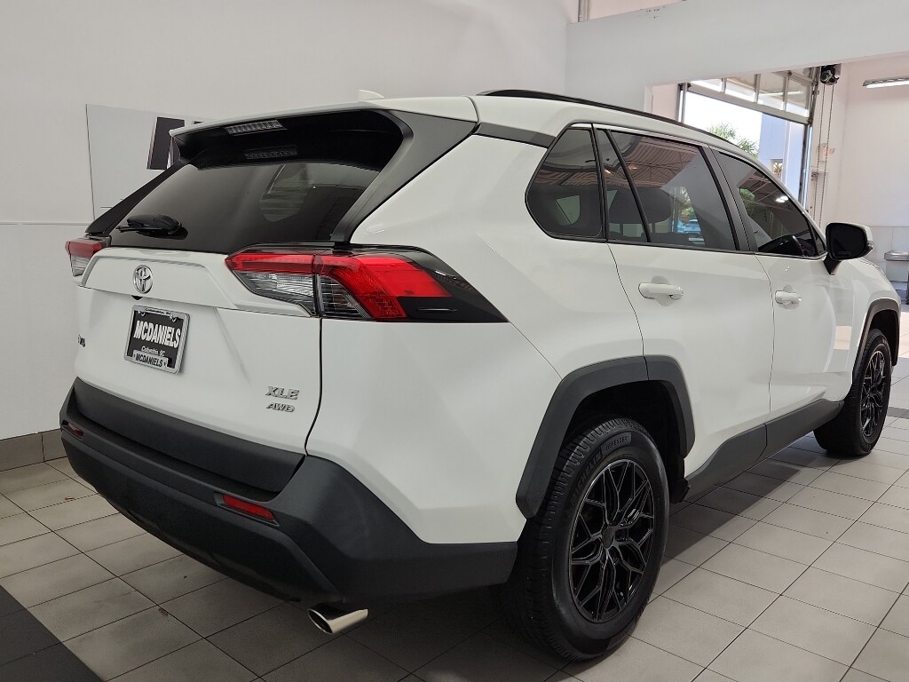 2020 Toyota RAV4 XLE photo 4