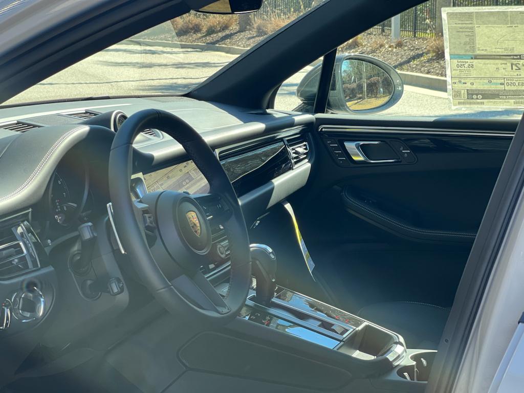 2025 Porsche Macan T photo 4