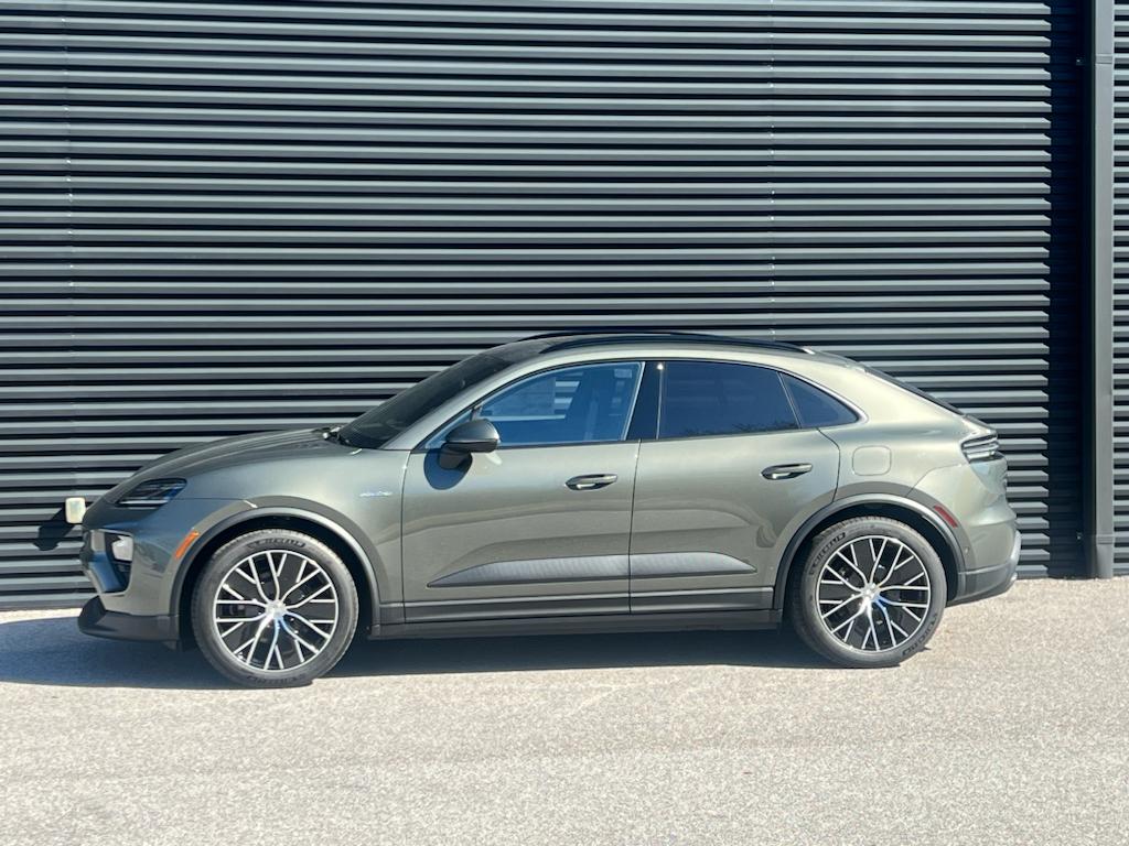 2025 Porsche Macan Electric photo 2