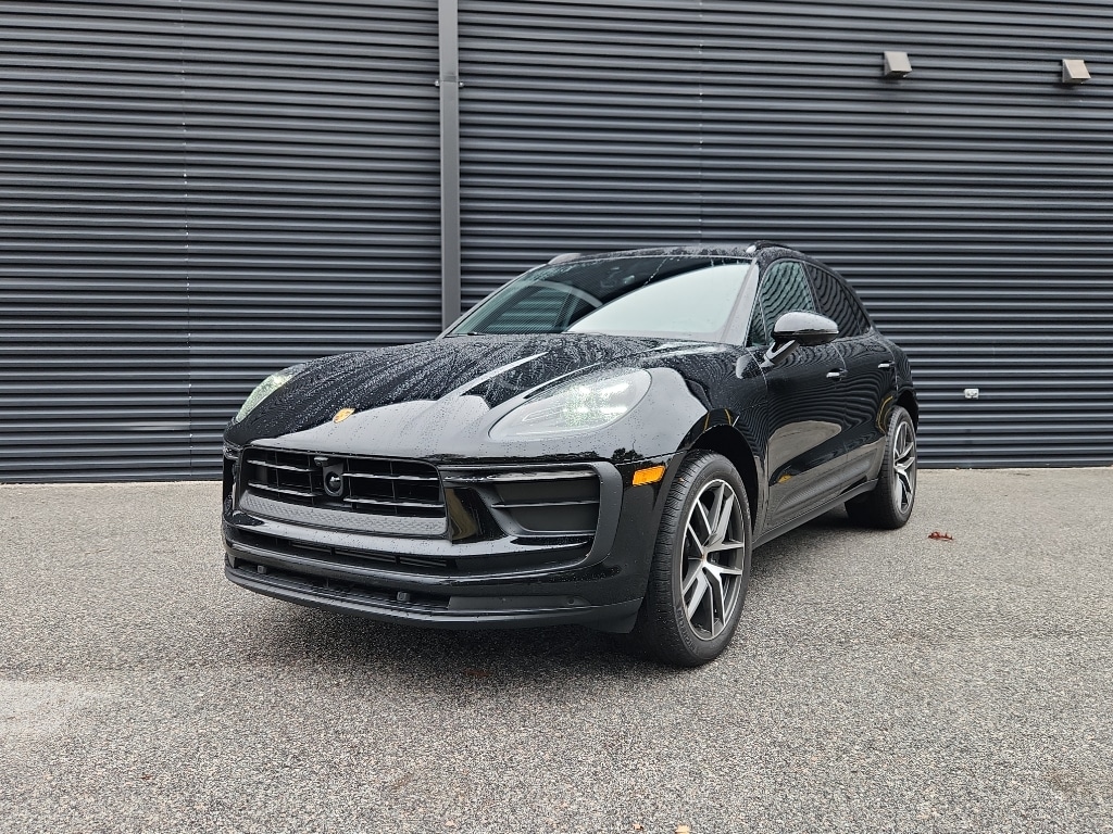 2025 Porsche Macan Base's photo