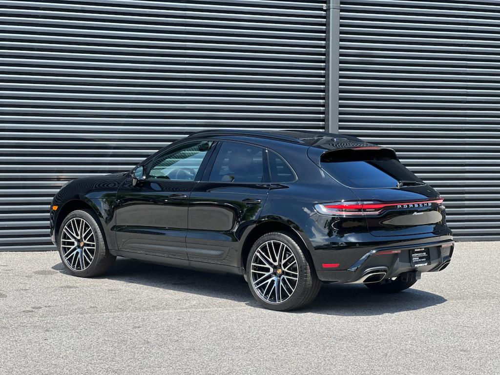 2025 Porsche Macan Base photo 3