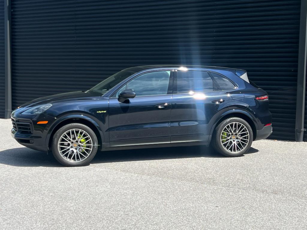 2022 Porsche Cayenne E-Hybrid photo 2