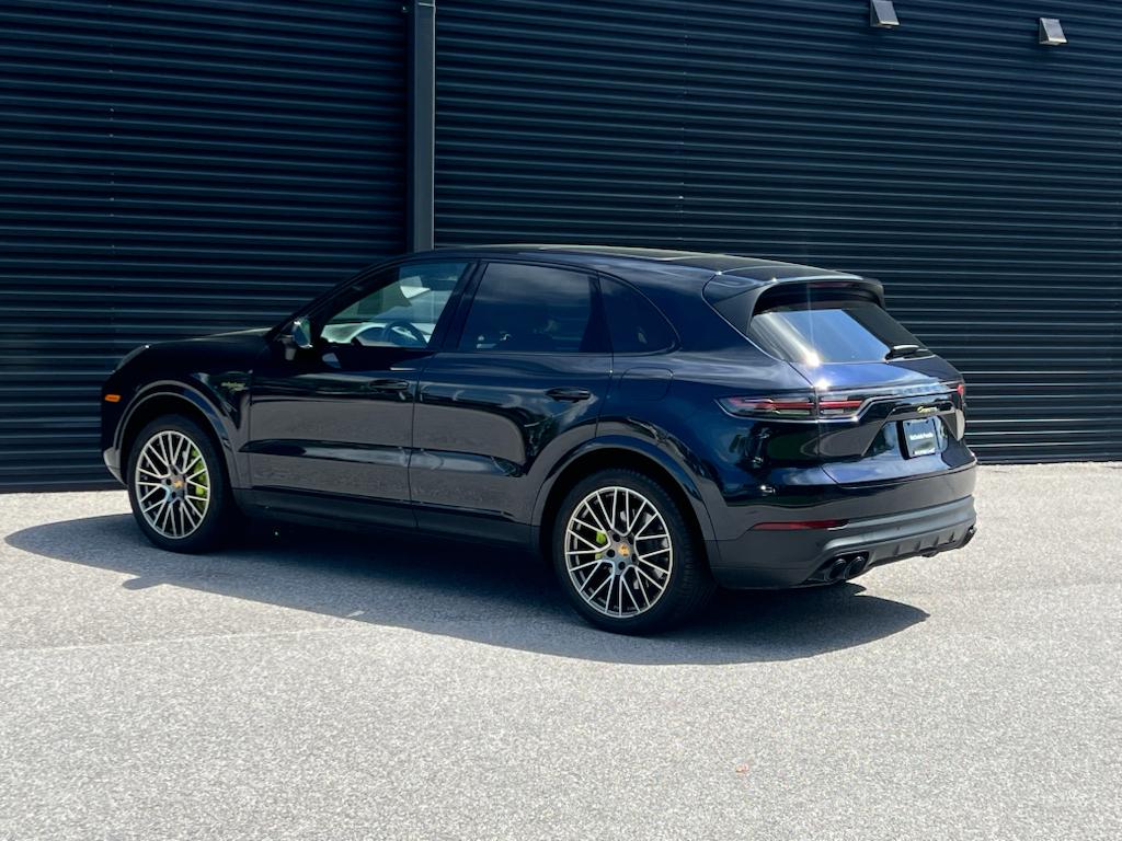 2022 Porsche Cayenne E-Hybrid photo 3