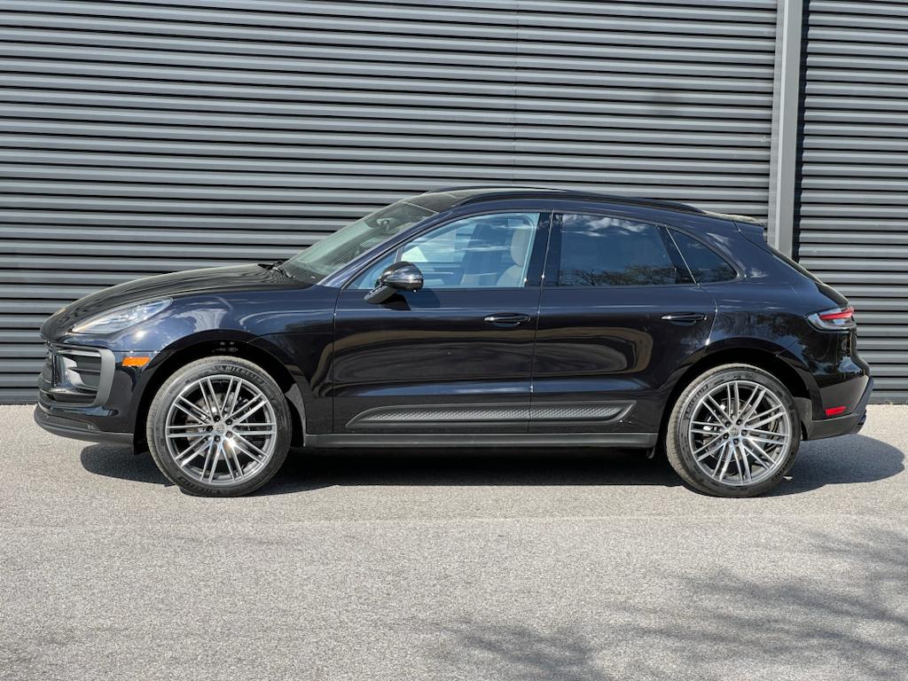 2025 Porsche Macan Base photo 2