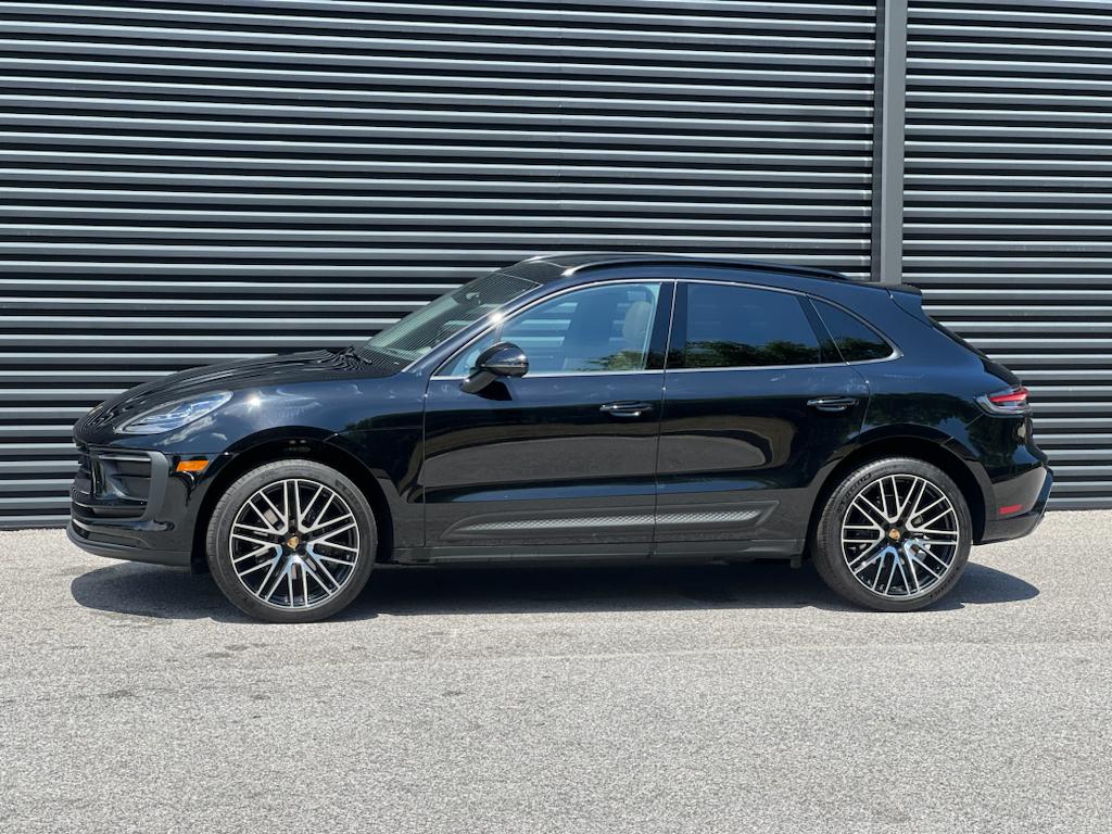 2025 Porsche Macan Base photo 2