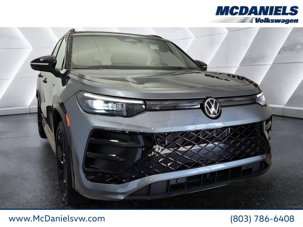 2025 Volkswagen Tiguan SE R-LINE BLACK's photo