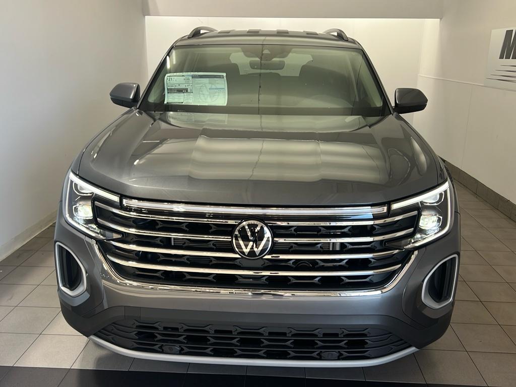 2025 Volkswagen Atlas SE photo 2