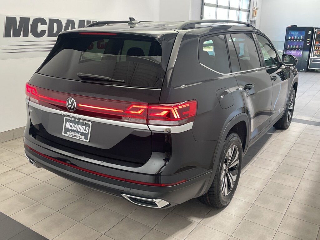 2026 Volkswagen Atlas SE photo 2