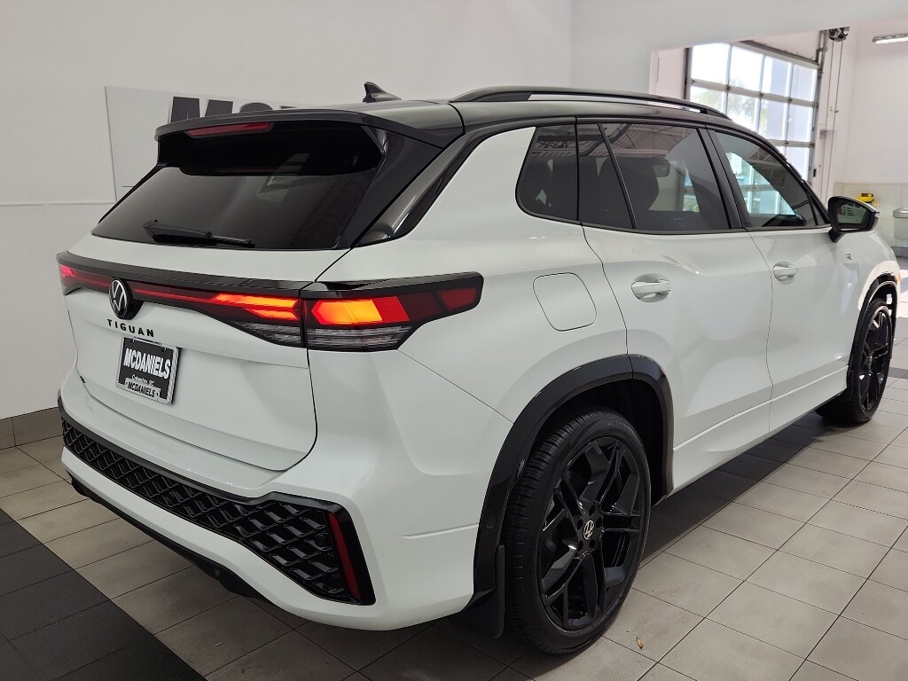 2026 Volkswagen Tiguan SE R-Line Black photo 4