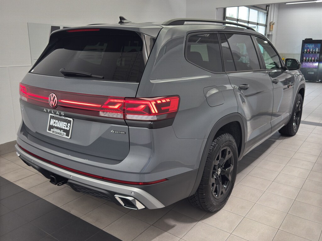 2025 Volkswagen Atlas Peak Edition SE photo 4