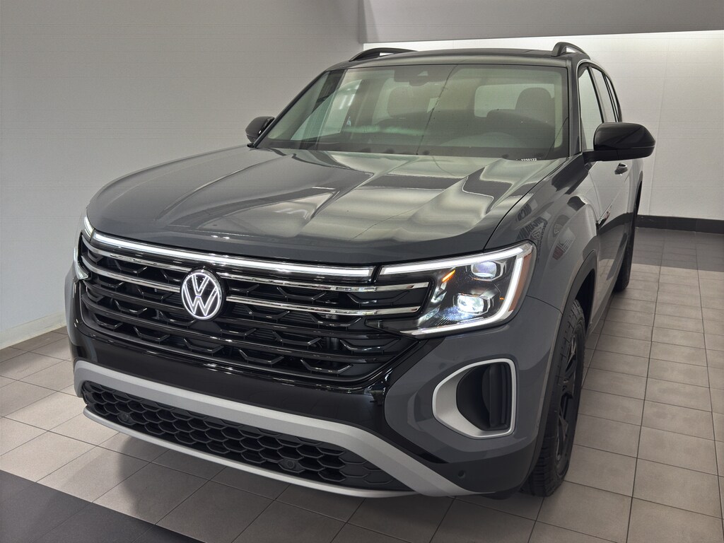 2025 Volkswagen Atlas Peak Edition SE photo 2
