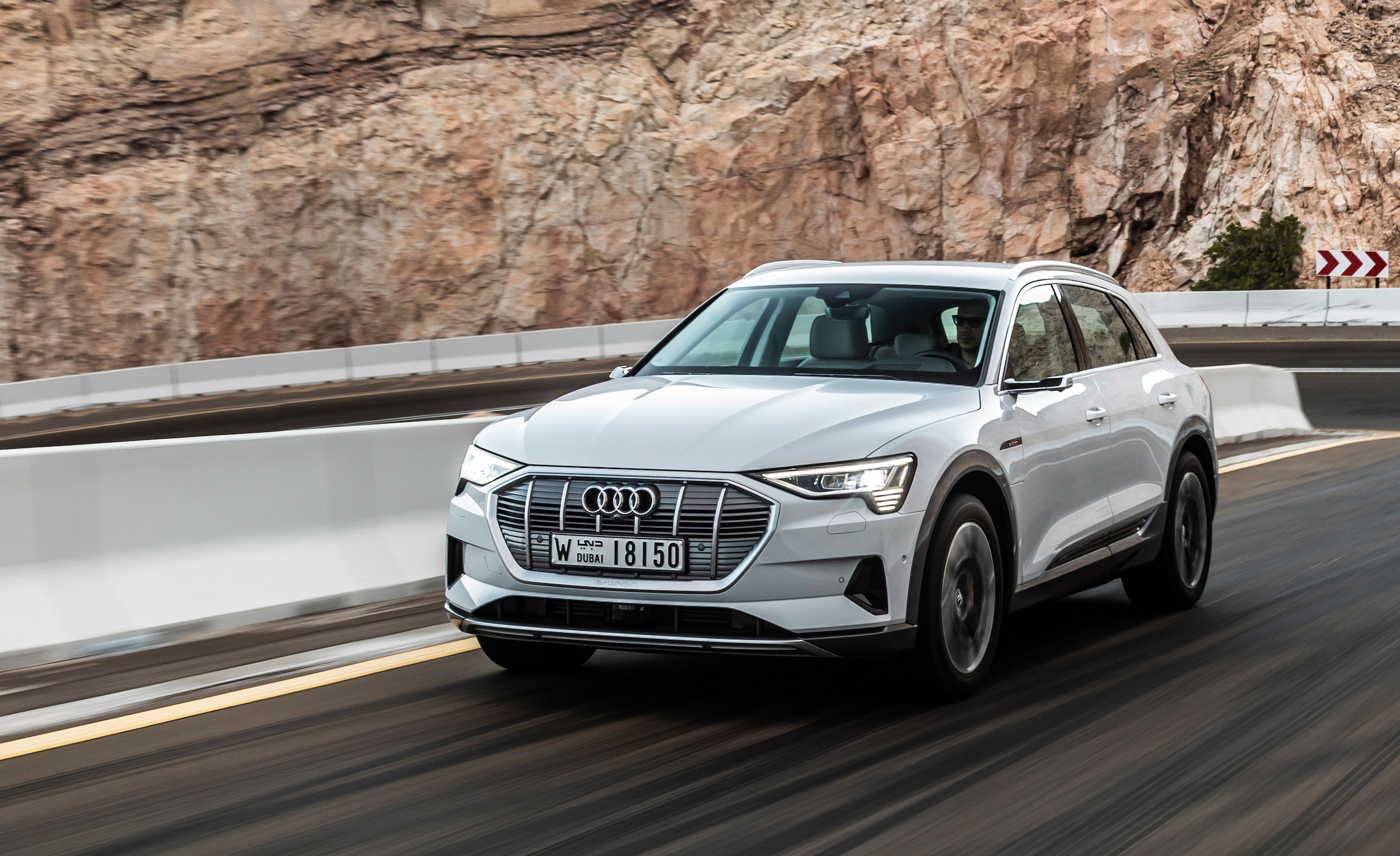 2019-audi-e-tron-uae-101-1544638263.jpg