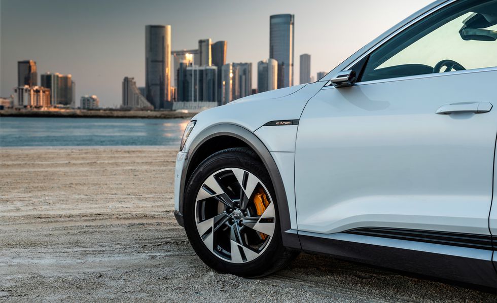 2019-audi-e-tron-uae-114-1544638268.jpg