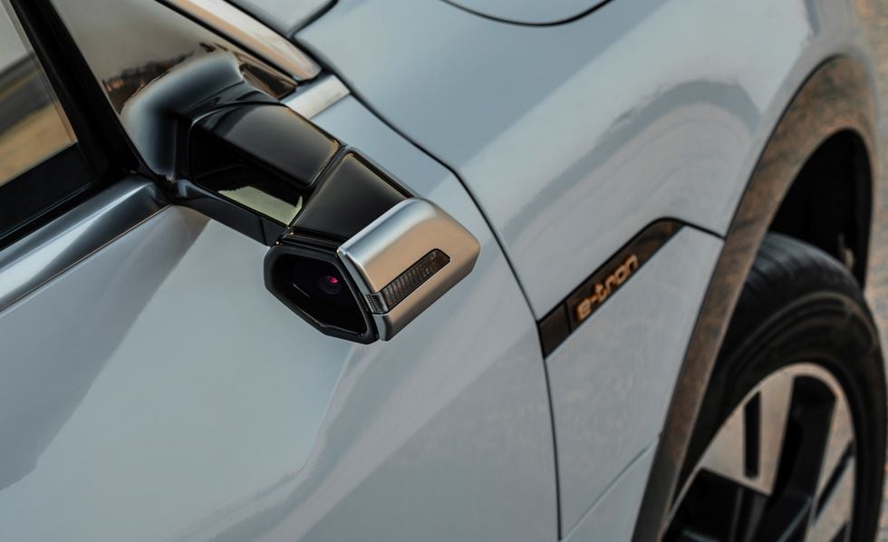 2019-audi-e-tron-uae-113-1544638268.jpg