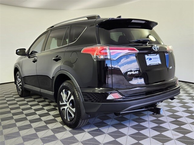 2017 Toyota RAV4 LE photo 3