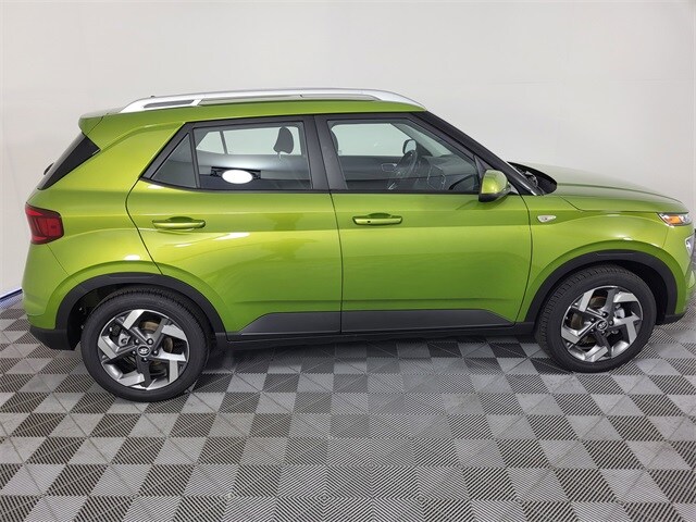 2024 Hyundai Venue SEL photo 4