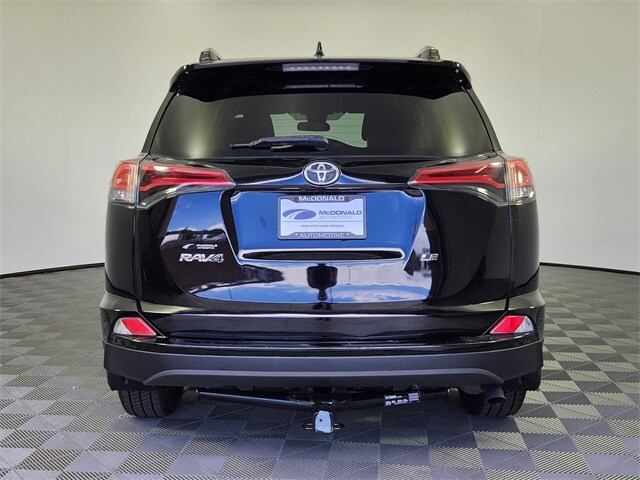 2017 Toyota RAV4 LE photo 4