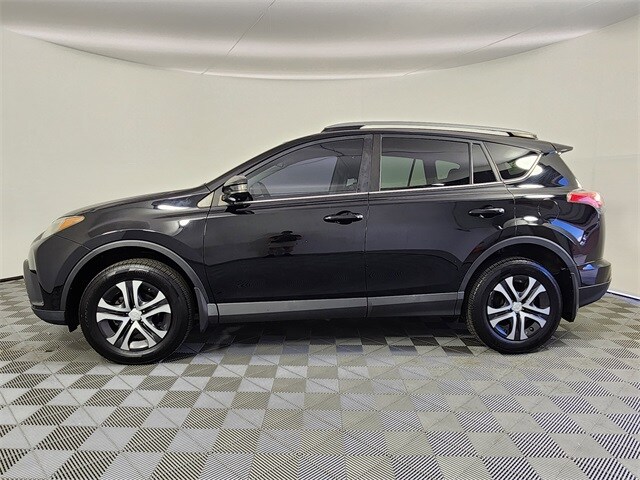 2017 Toyota RAV4 LE photo 2