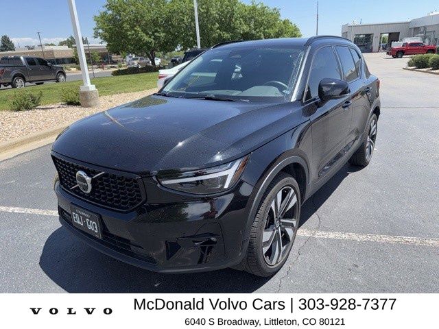 2024 Volvo XC40 B5 Plus Dark AWD's photo