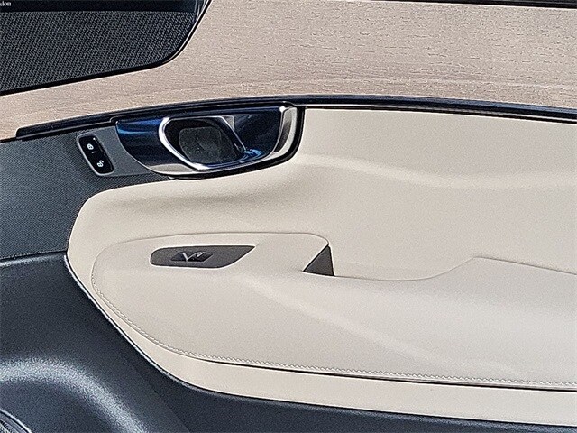 2025 Volvo XC90 Plus - Photo 18