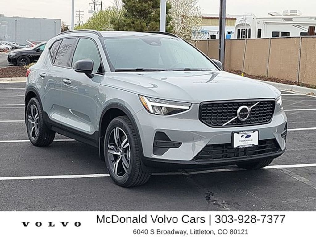 New 2026 Volvo XC40 B5 Core SUV