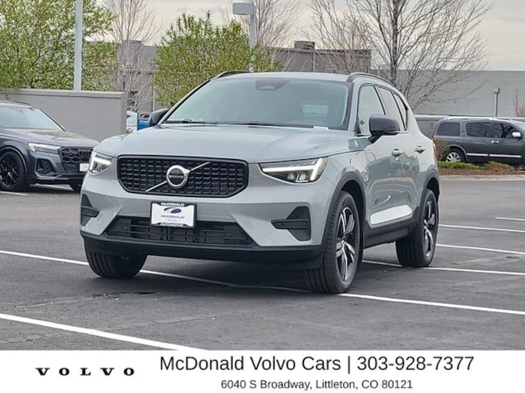 New 2026 Volvo XC40 B5 Core SUV