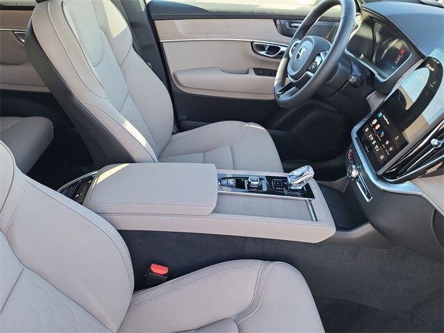 2025 Volvo XC90 Plus - Photo 17
