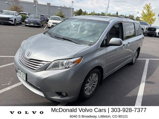 2015 Toyota Sienna XLE V6 7-Passenger Access Seat's photo