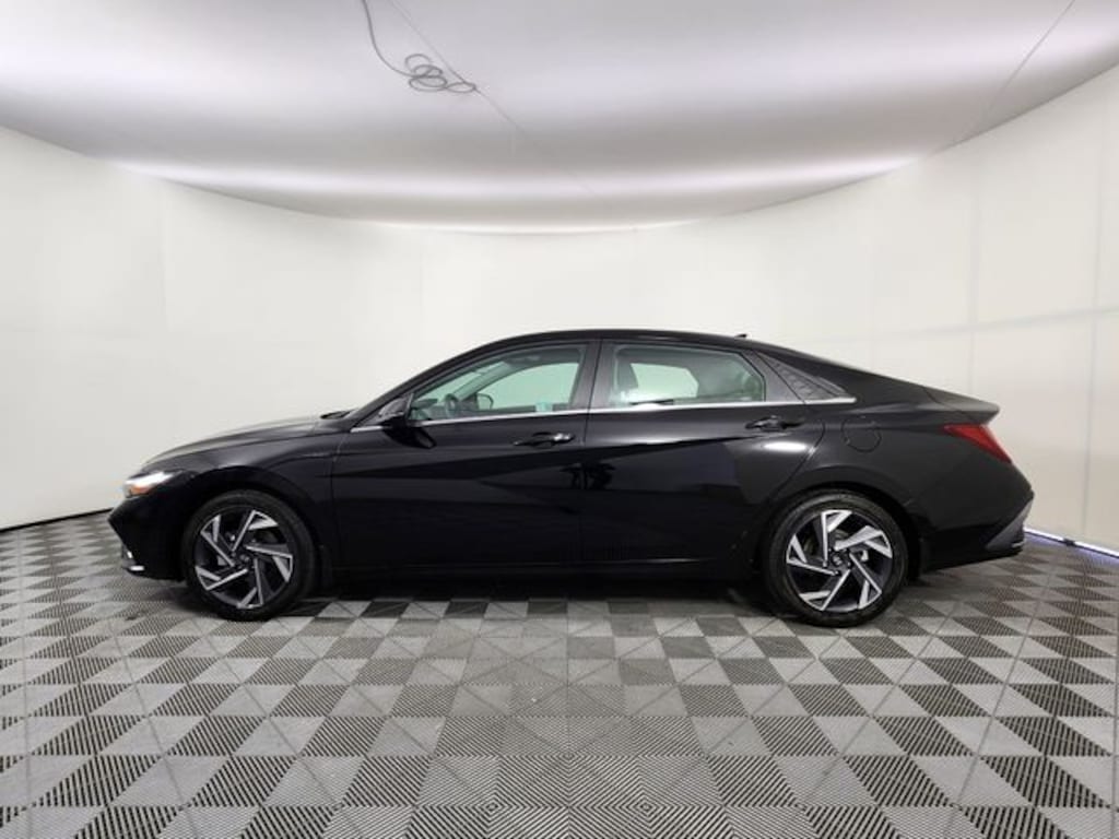 Used 2025 Hyundai Elantra Hybrid Limited Sedan