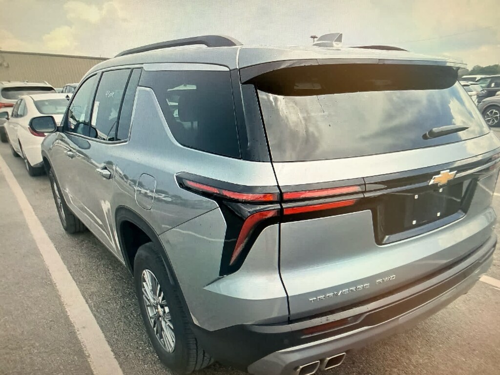Used 2024 Chevrolet Traverse LT SUV