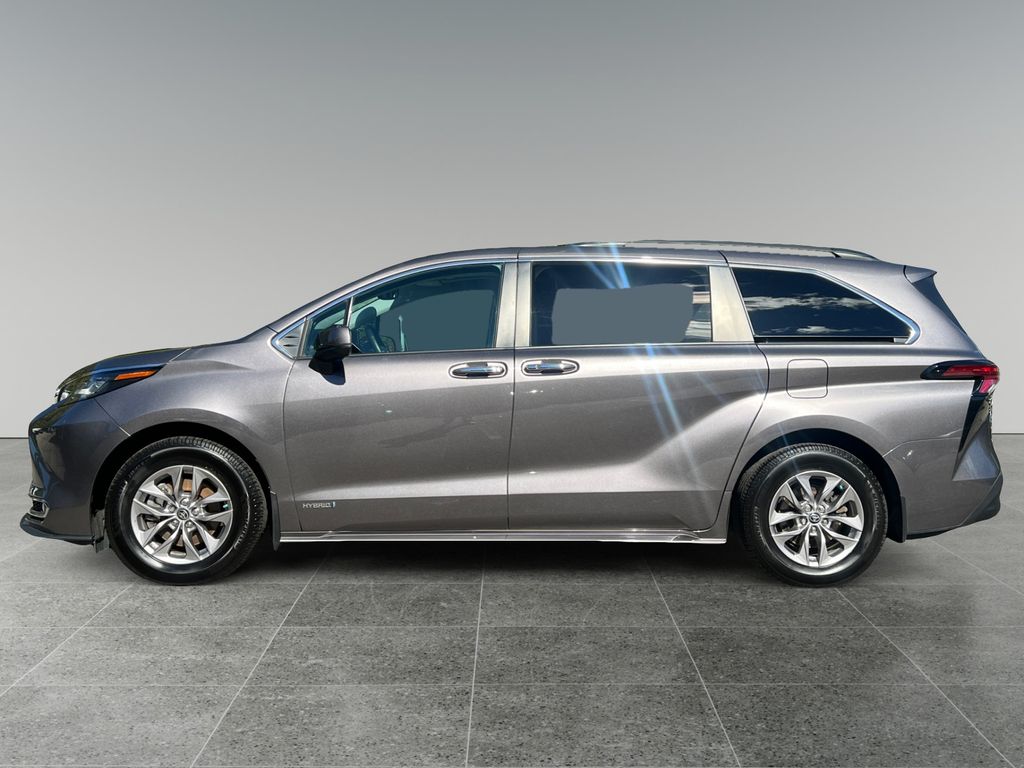 2021 Toyota Sienna XLE photo 2