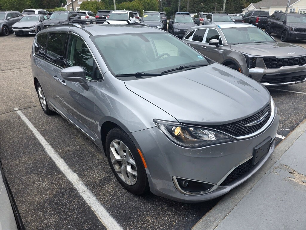 2020 Chrysler Pacifica Touring L photo 2