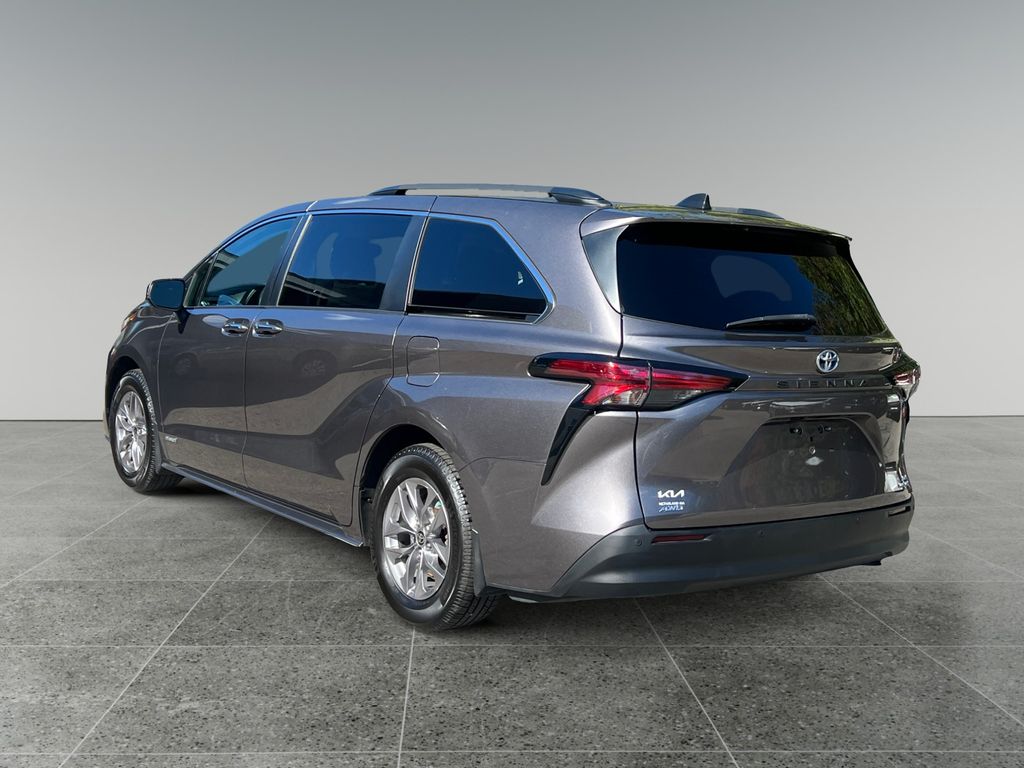 2021 Toyota Sienna XLE photo 3