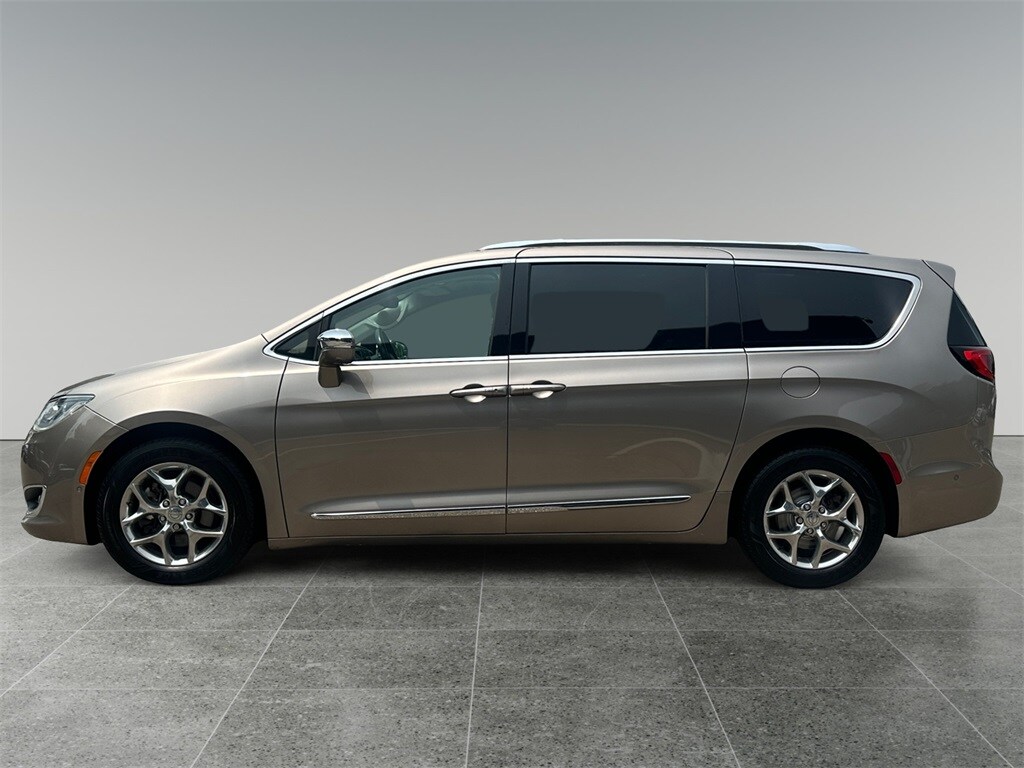Used 2017 Chrysler Pacifica Limited with VIN 2C4RC1GG2HR537414 for sale in North Hampton, NH