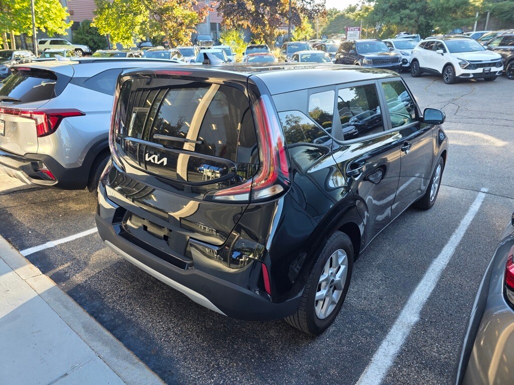 2023 Kia Soul LX S photo 3