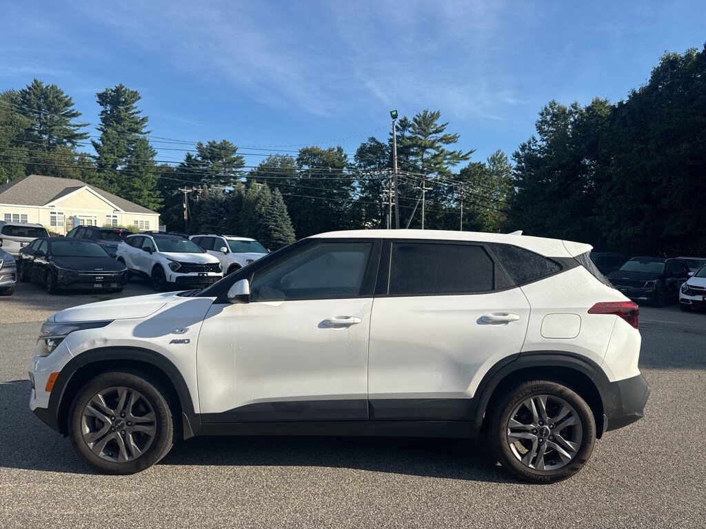 2023 Kia Seltos LX photo 2
