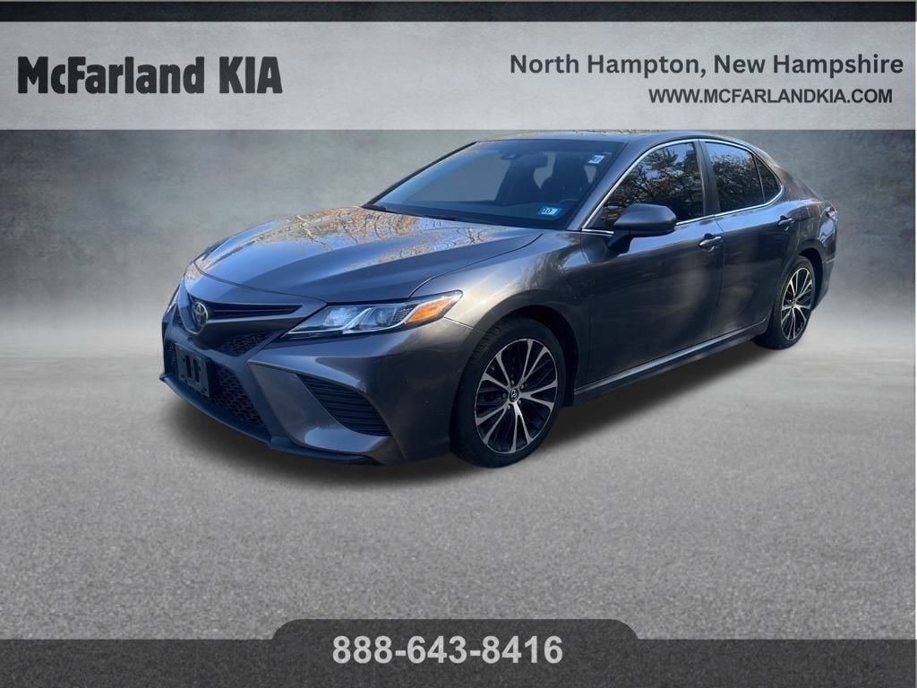 2019 Toyota Camry SE's photo