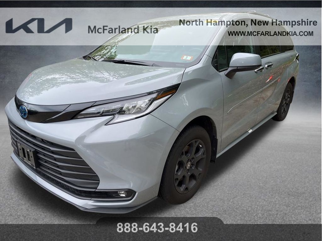 2025 Toyota Sienna Woodland Edition Hybrid AWD's photo