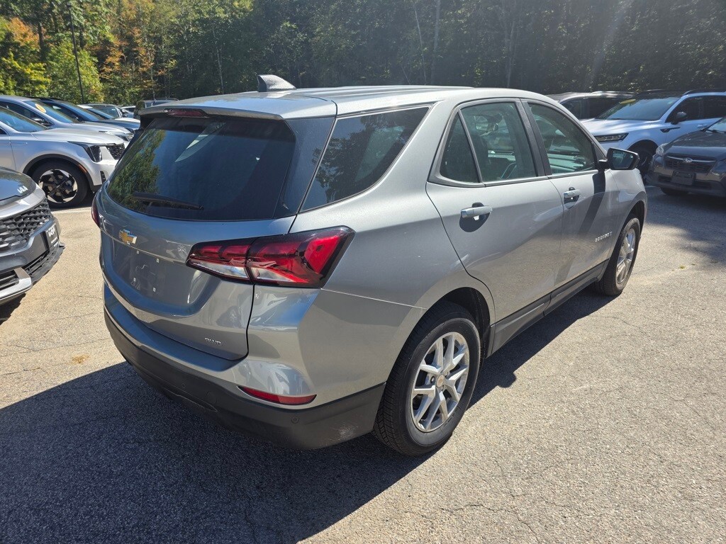 2023 Chevrolet Equinox LS photo 3