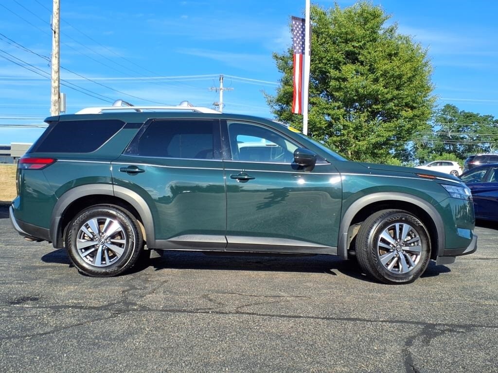 2023 Nissan Pathfinder SL photo 2