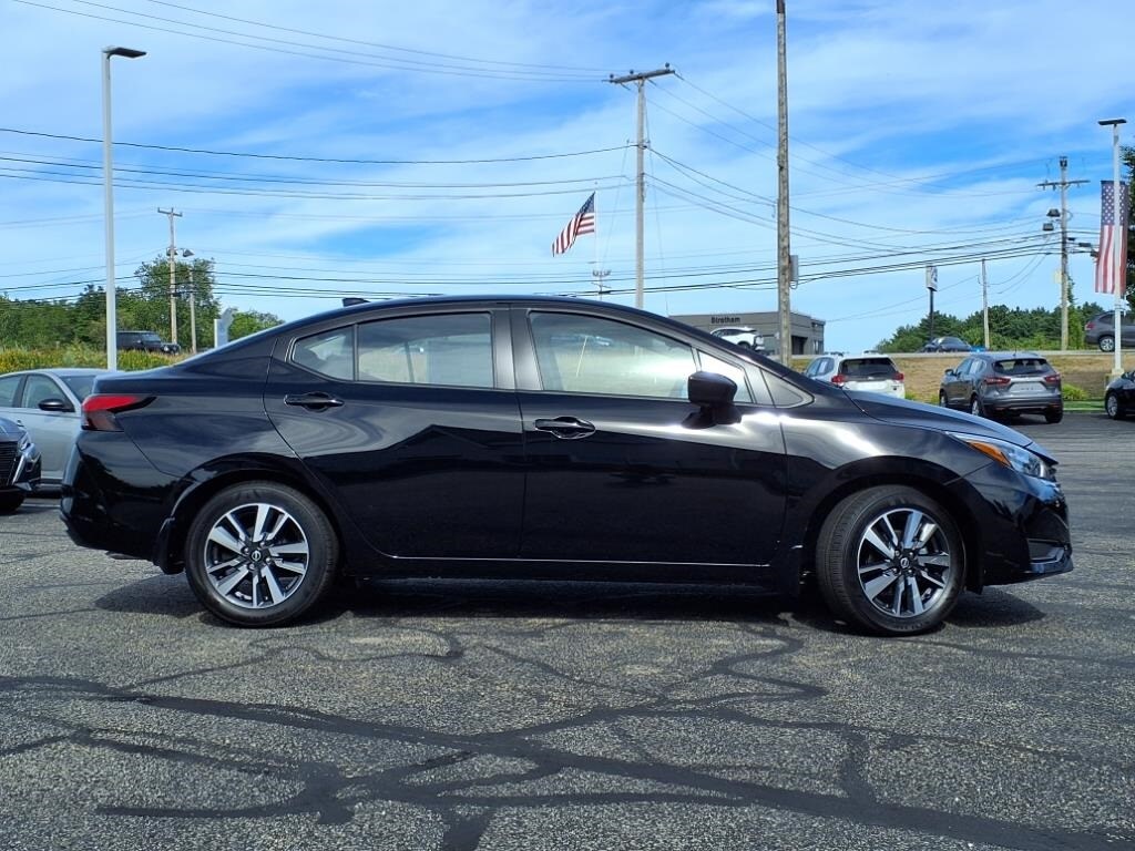 2025 Nissan Versa 1.6 SV photo 2