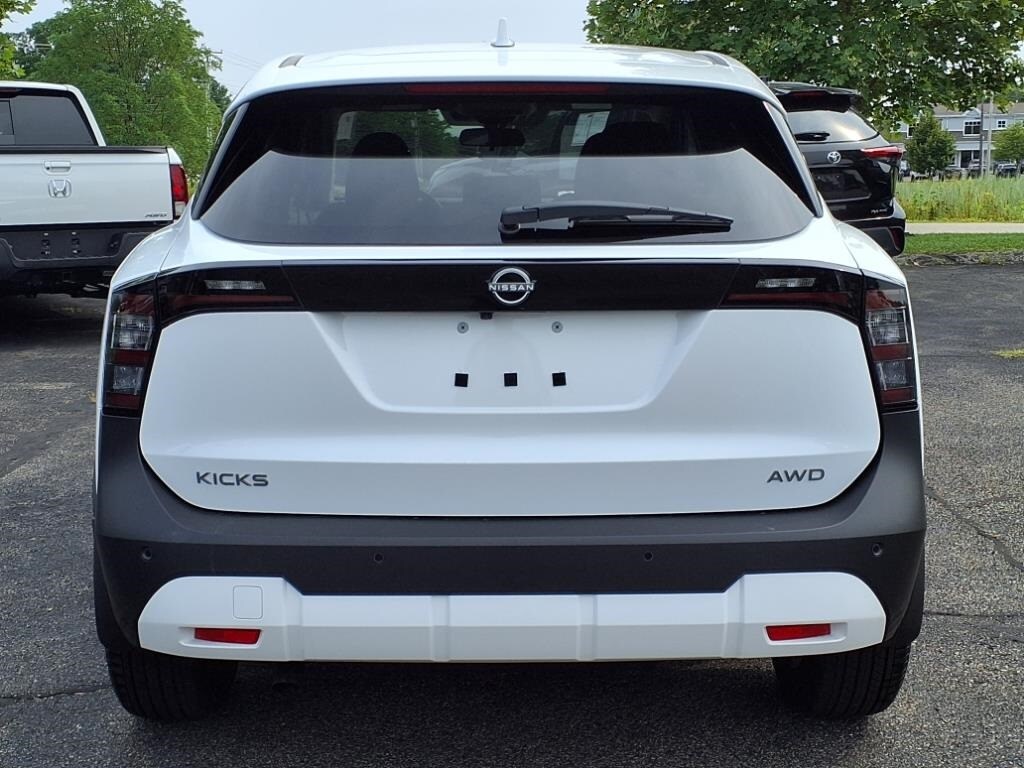 2025 Nissan Kicks SV photo 2