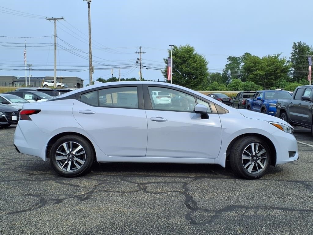2025 Nissan Versa 1.6 SV photo 2