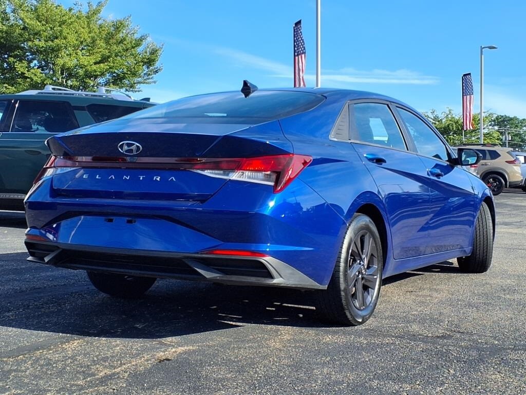 2021 Hyundai Elantra SEL photo 3