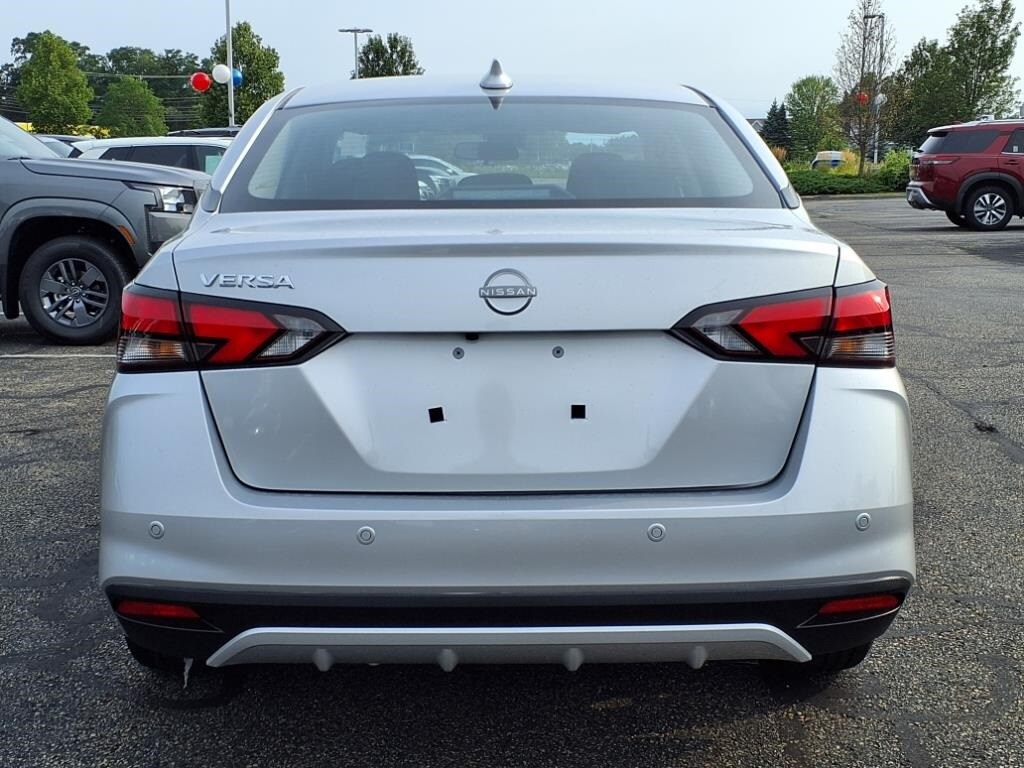 2025 Nissan Versa 1.6 SV photo 3