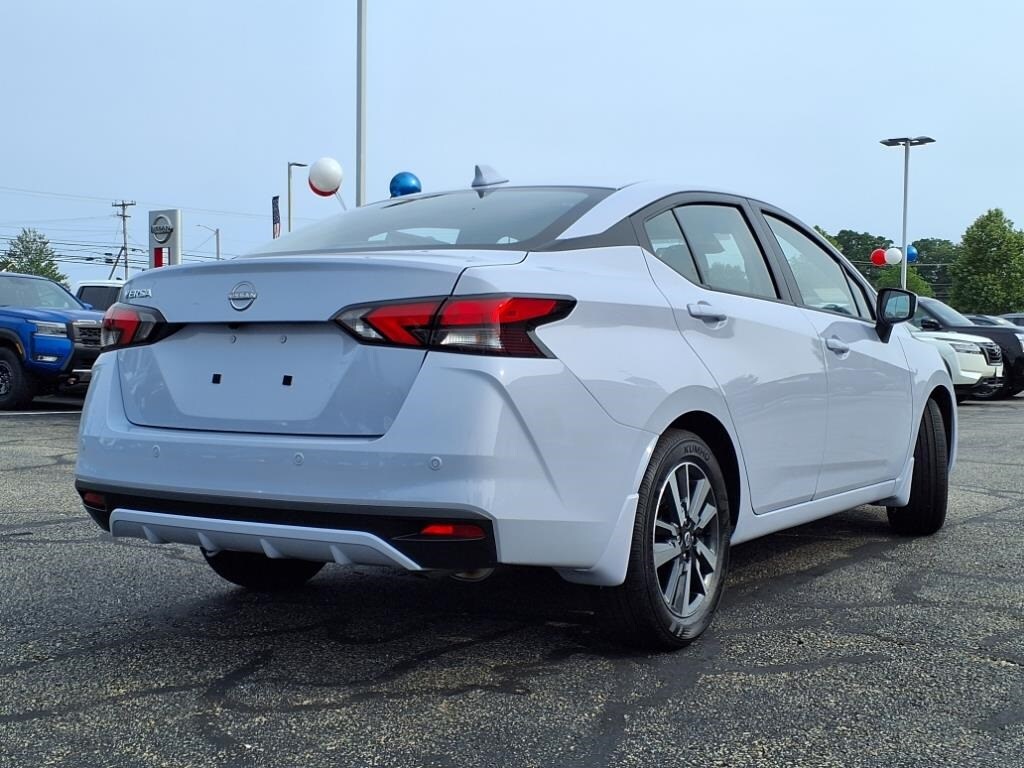 2025 Nissan Versa 1.6 SV photo 3