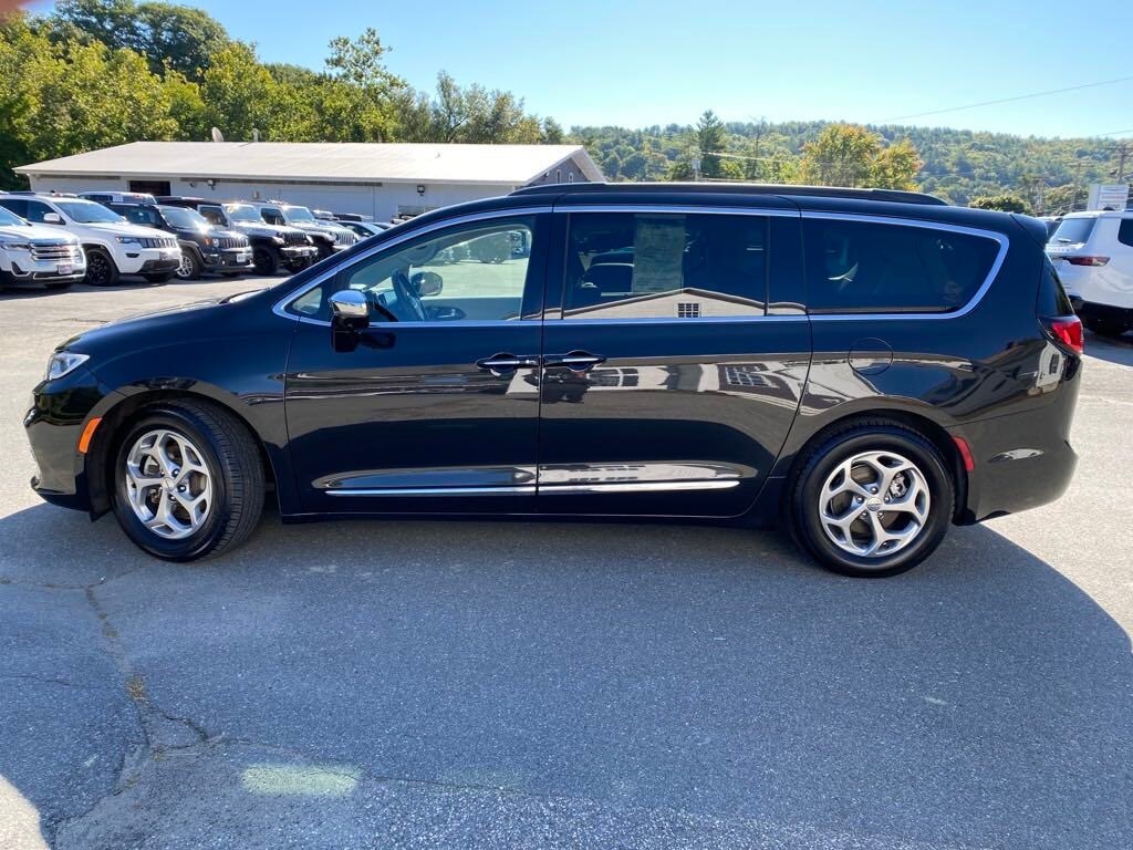 Used 2022 Chrysler Pacifica Limited with VIN 2C4RC1GG1NR139459 for sale in Springfield, VT