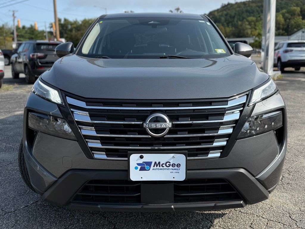2024 Nissan Rogue SV photo 2